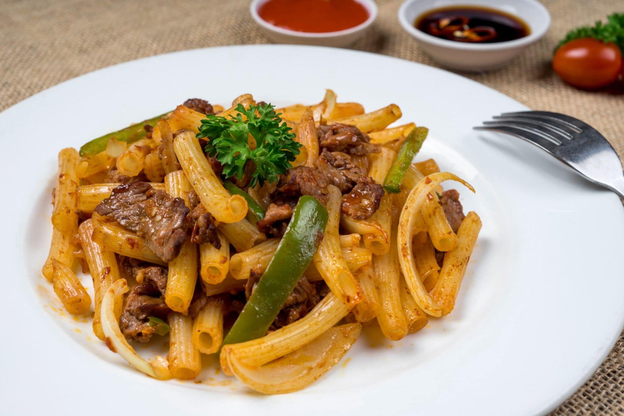 Nui xào bò